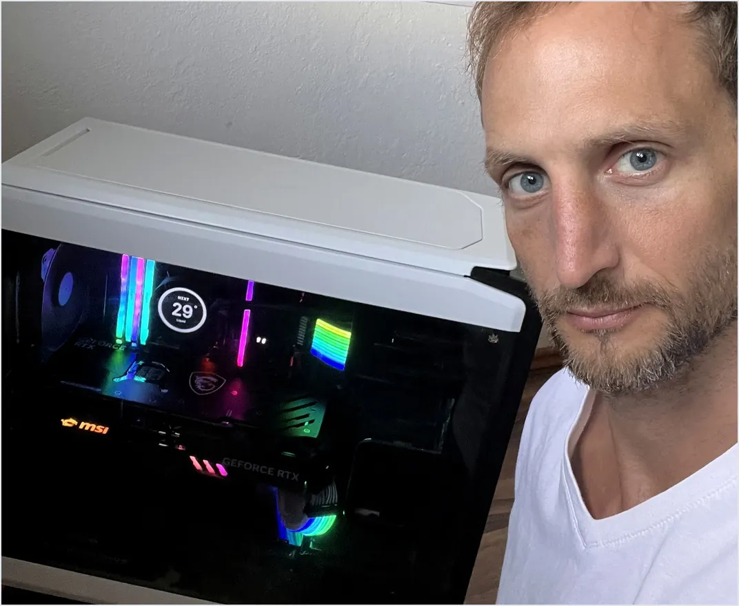 Stefan Maier neben der Workstation, auf der die Auswertung läuft