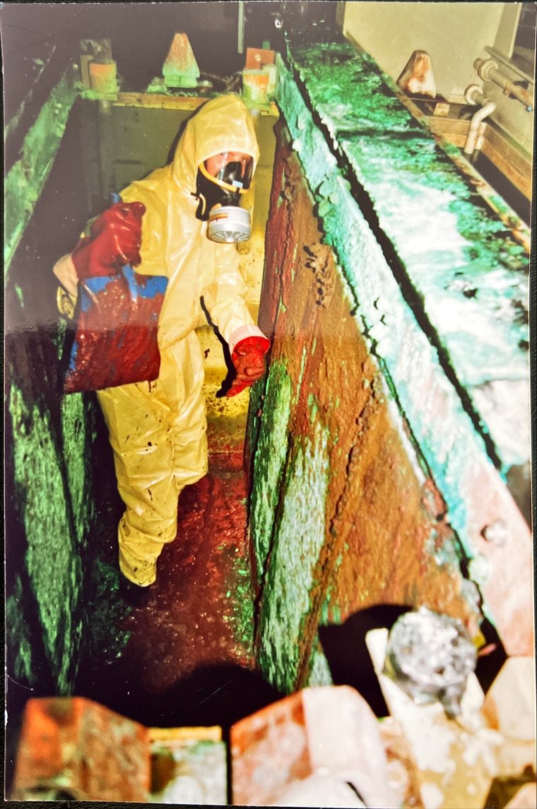 Stefan Maier Anfang der 2000er in der Entmetallisierung einer Galvanik, im Chemikalienschutzanzug an der Galvanikwanne