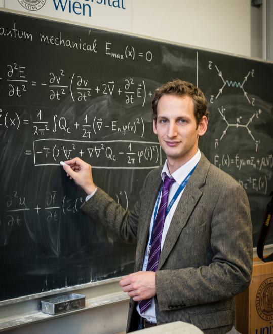 Stefan Maier an der Tafel vor quantenmechanischen Gleichungen, Universität Wien